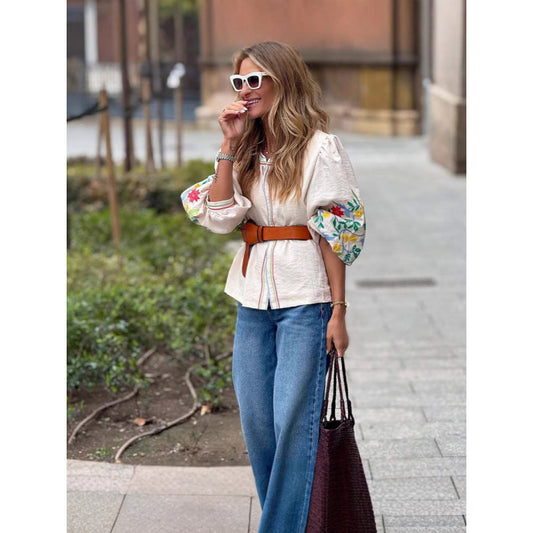 Blouse femme avec broderies colorées et manches volumineuses Chic und Stil