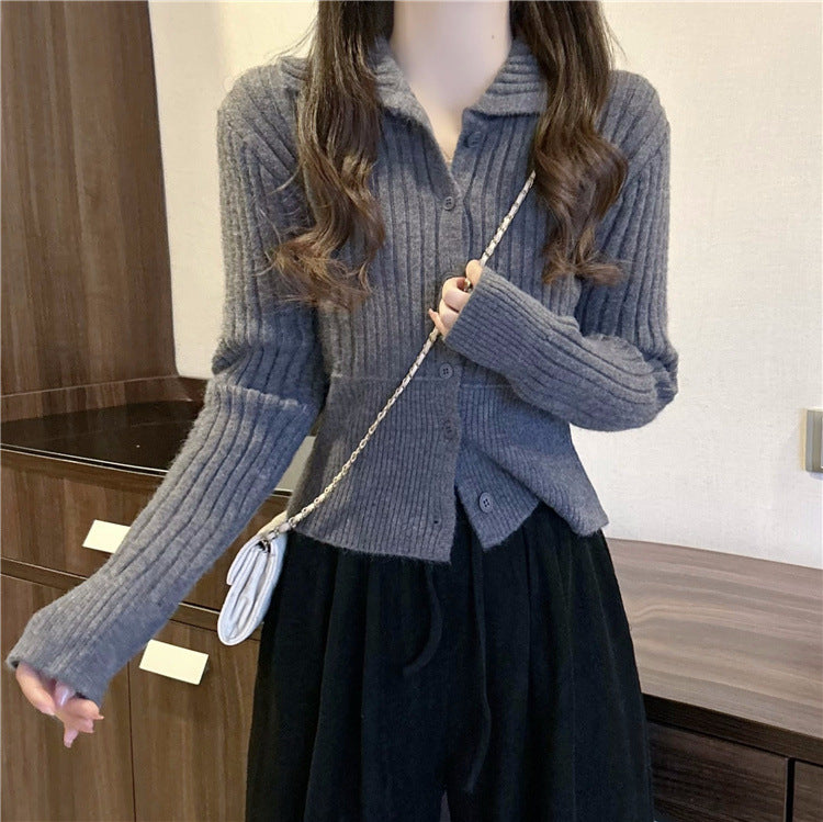 Pull en tricot fin pour femmes avec élégante patte de boutonnage et design côtelé structuré Chic und Stil