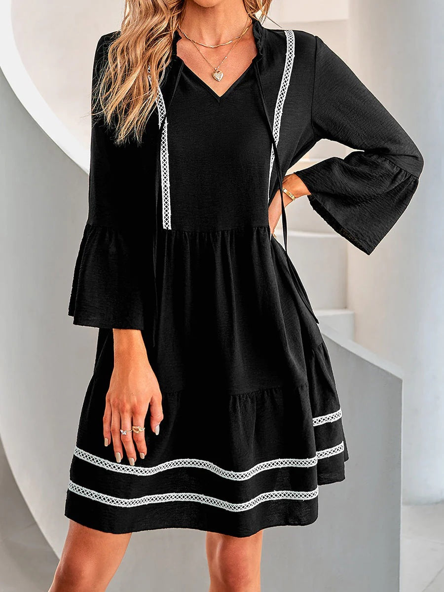 Robe mini décontractée pour femmes avec décolleté en V, revers de manche décoratifs et ourlet ludique Chic und Stil