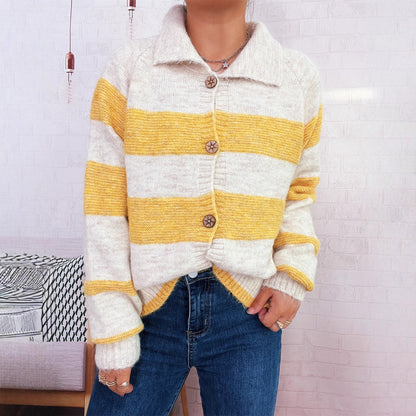 Dames gilet confortable en tricot avec des os en bois décoratifs et de larges rayures Chic und Stil