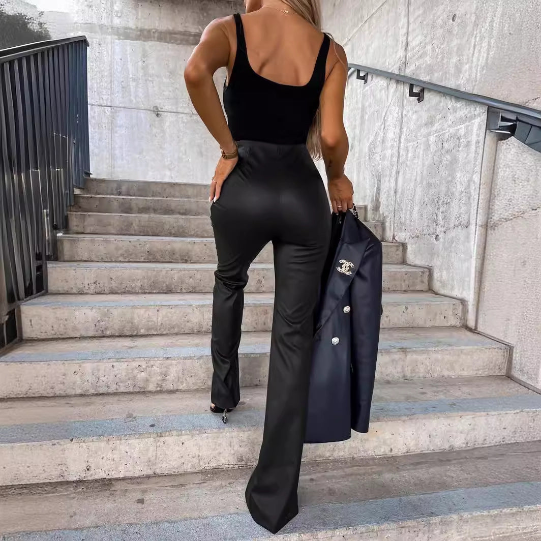 Costume élégant pour femmes avec jambes larges et détail de bouton extravagant Chic und Stil