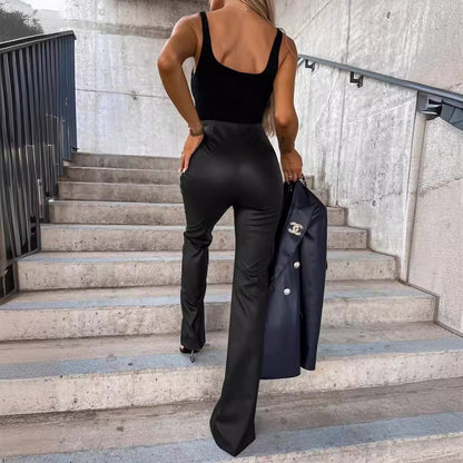 Costume élégant pour femmes avec jambes larges et détail de bouton extravagant Chic und Stil
