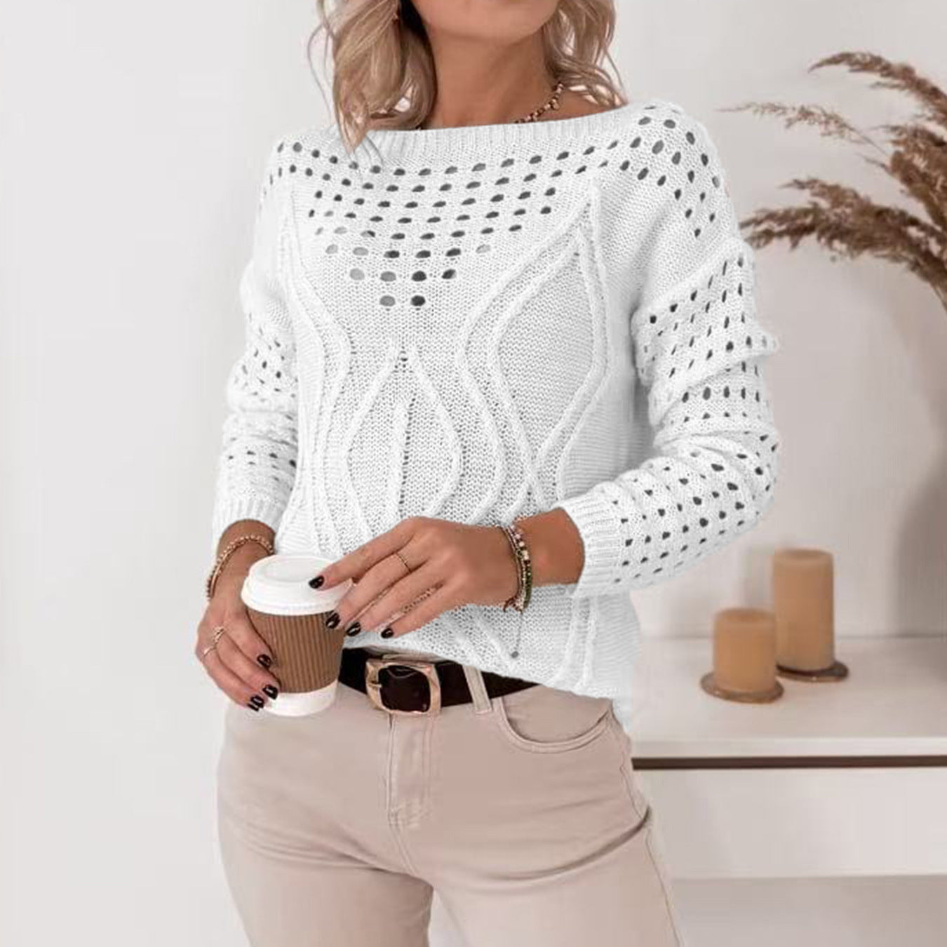 Pull en tricot pour femmes avec des motifs ajourés aérés et un joli design en torsades Chic und Stil