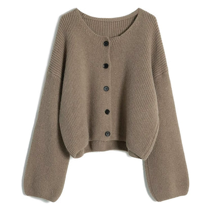 Cardigan court tendance pour femmes avec une fine structure côtelée et des détails de boutons Chic und Stil