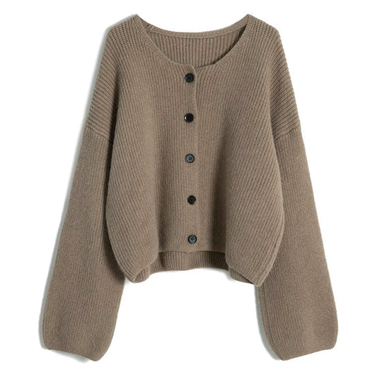Cardigan court tendance pour femmes avec une fine structure côtelée et des détails de boutons Chic und Stil