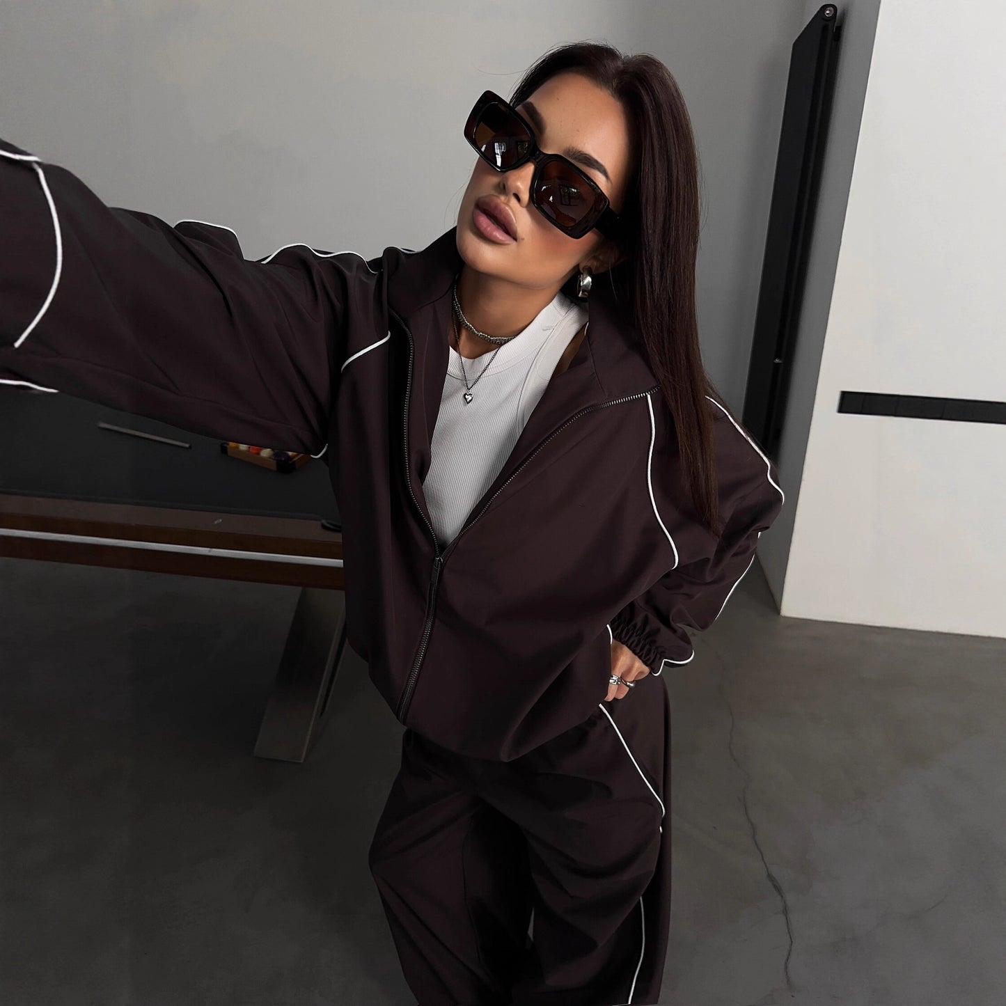 Sporty hooded jacket for women and wide jogging pants set Chic und Stil
