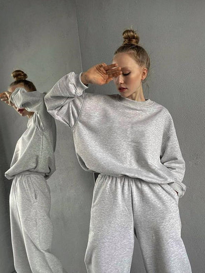 Casual set for women in oversized sweatshirt and jogger pants Chic und Stil