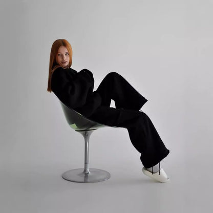 Women's oversized casual sweatshirt with raised collar and comfortable cargo pants Chic and Style