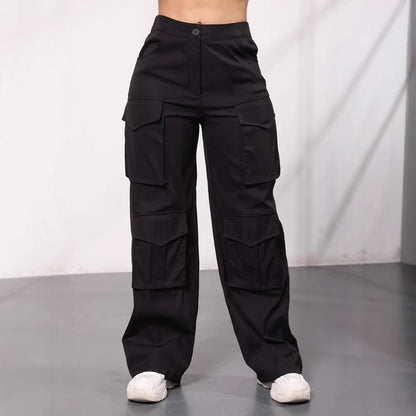 Women's cargo pants with practical pockets and wide leg Chic and Style