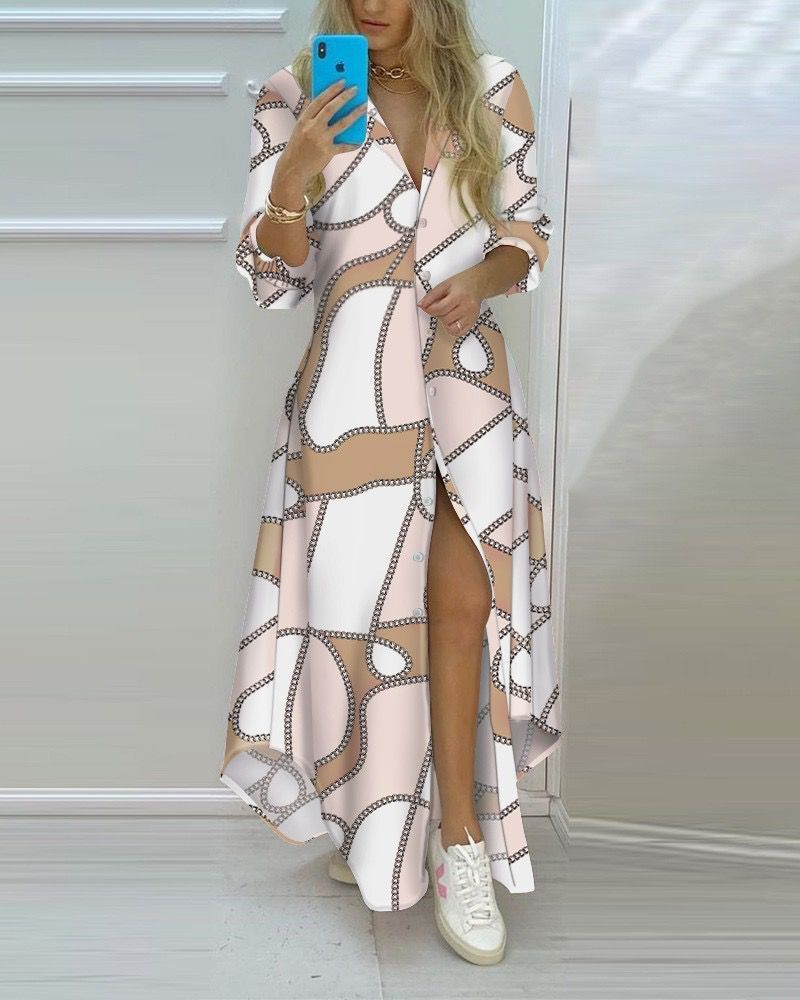 Robe chemise pour dames avec un motif de feuilles saisissant et des fentes latérales Chic und Stil