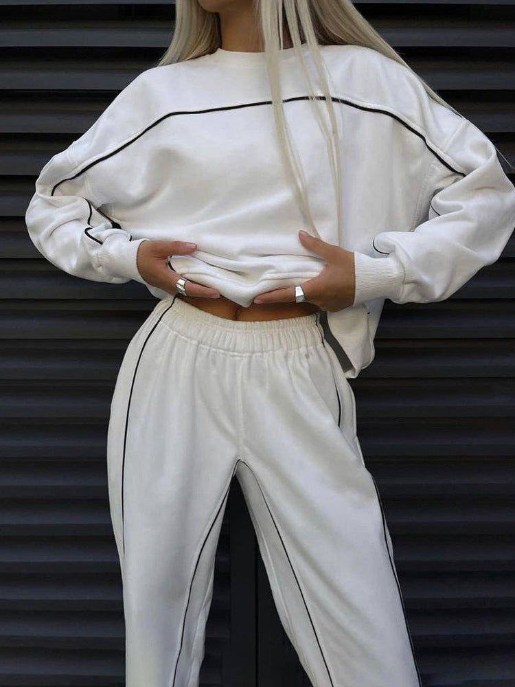Urban sporty loungewear set for women with cropped sweatshirt and elastic pants Chic and Style