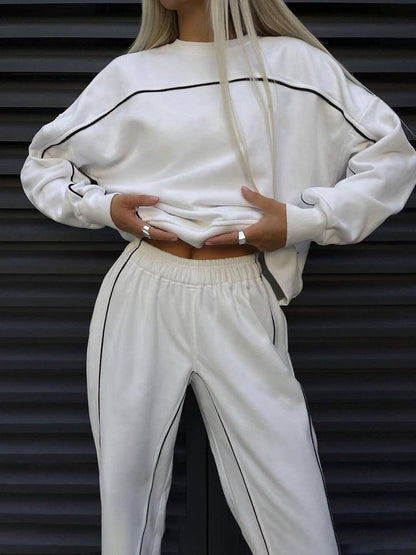 Urban sporty loungewear set for women with cropped sweatshirt and elastic pants Chic and Style