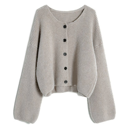 Cardigan court tendance pour femmes avec une fine structure côtelée et des détails de boutons Chic und Stil