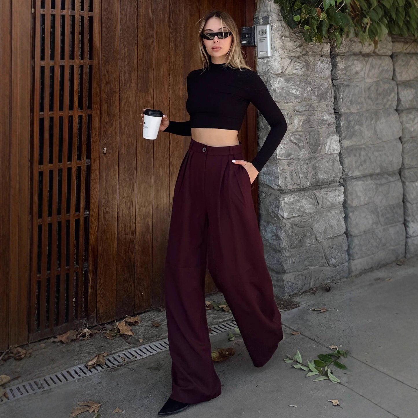 Dames élégant et à la mode ensemble de pantalons larges et de blouse cropped Chic und Stil