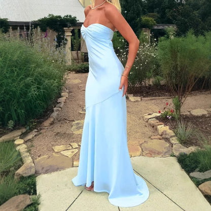 Robe de mariée élégante pour femmes avec design sans bretelles et tissu fluide Chic und Stil