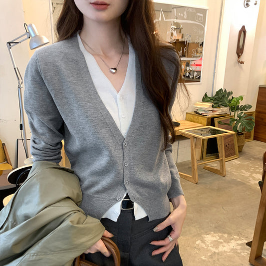Cardigan féminin fin avec décolleté en V classique et élégants détails de boutons Chic und Stil