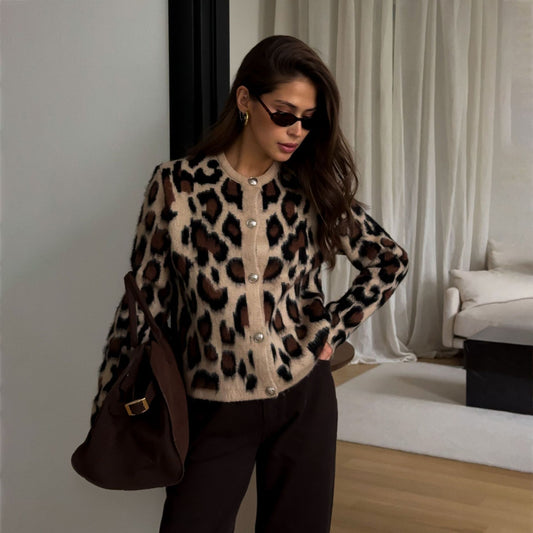 Cardigan pour femmes avec motif léopard et détails boutonnés Chic und Stil