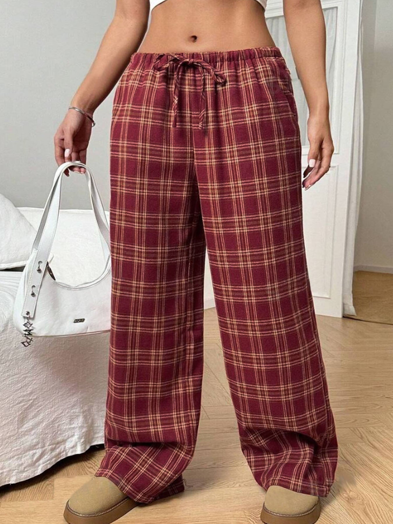 Casual tartan pants for women with a wide cut and elastic waistband Chic and Style