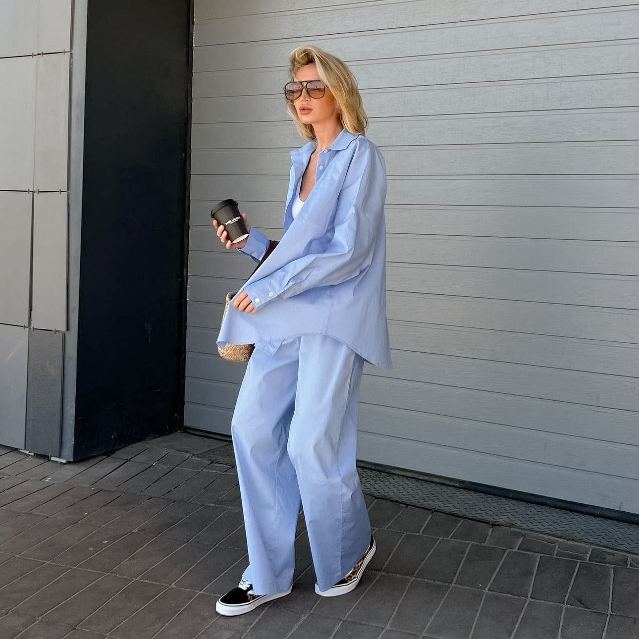 Comfortable women's set consisting of an oversized shirt and wide pants Chic und Stil