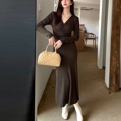 Robe en tricot à manches longues pour femmes avec un décolleté en V raffiné et une coupe cintrée Chic und Stil
