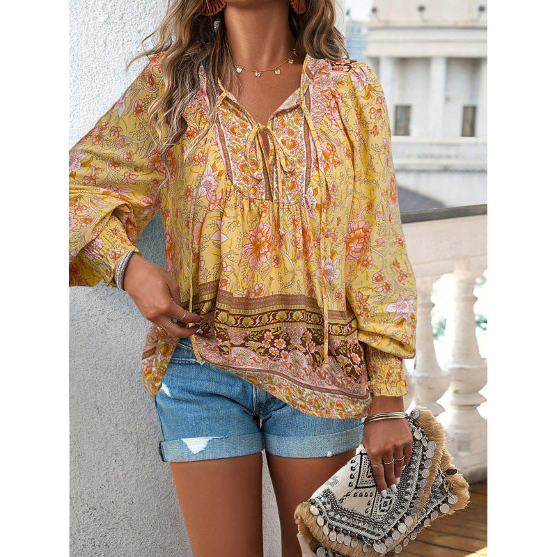 Blouse féminine légère avec motif floral et lacets détaillés Chic und Stil