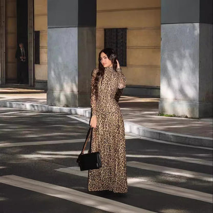 Robe maxi pour femmes en tissu léger avec motif léopard et coupe ajustée Chic und Stil