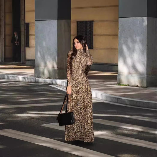 Robe maxi pour femmes en tissu léger avec motif léopard et coupe ajustée Chic und Stil