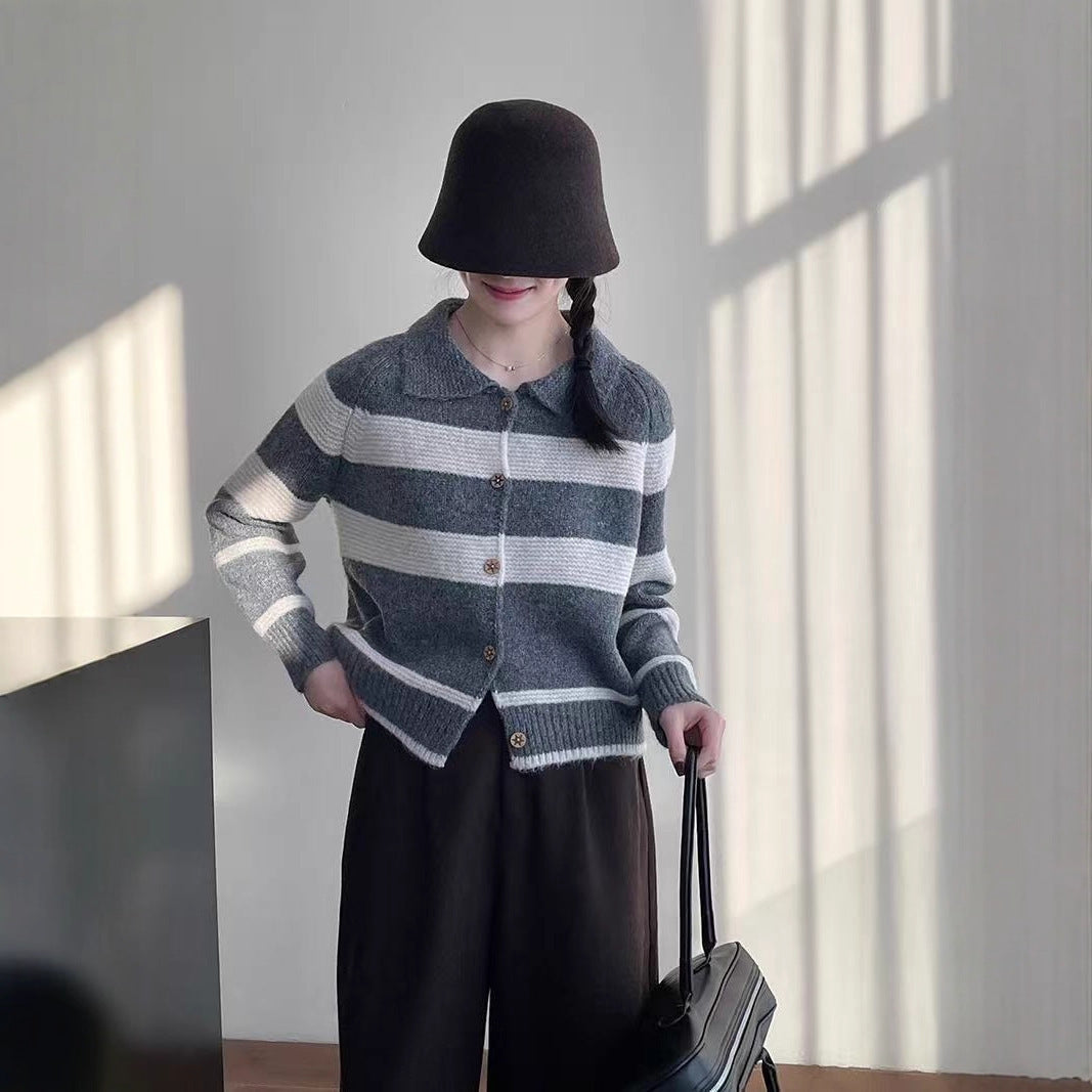 Dames Cardigan en tricot à la mode avec des rayures élégantes et des boutons en bois Chic und Stil