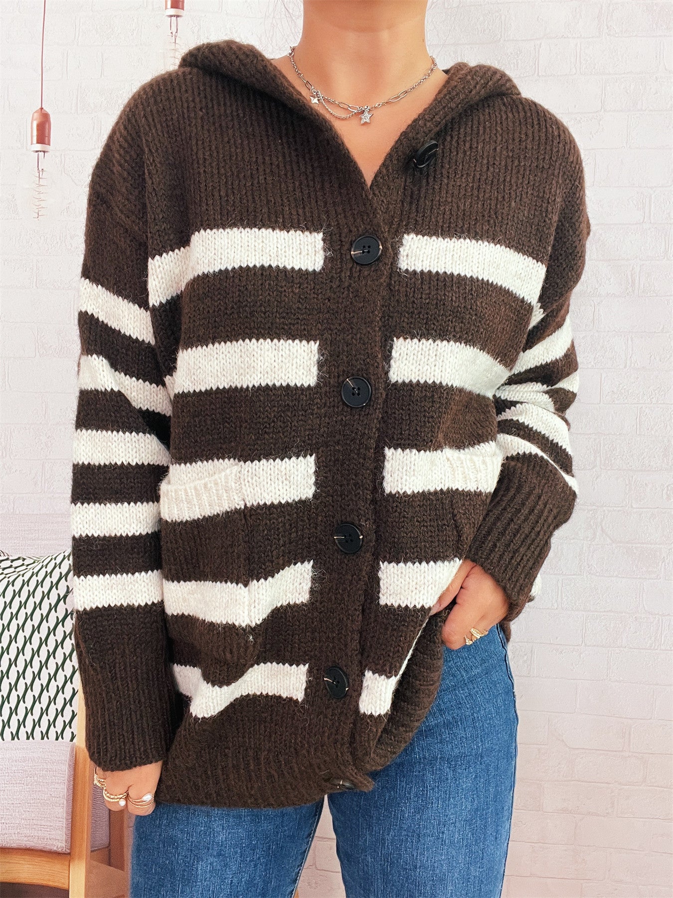 Dame oversized cardigan en tricot avec des rayures contrastantes et une capuche Chic und Stil