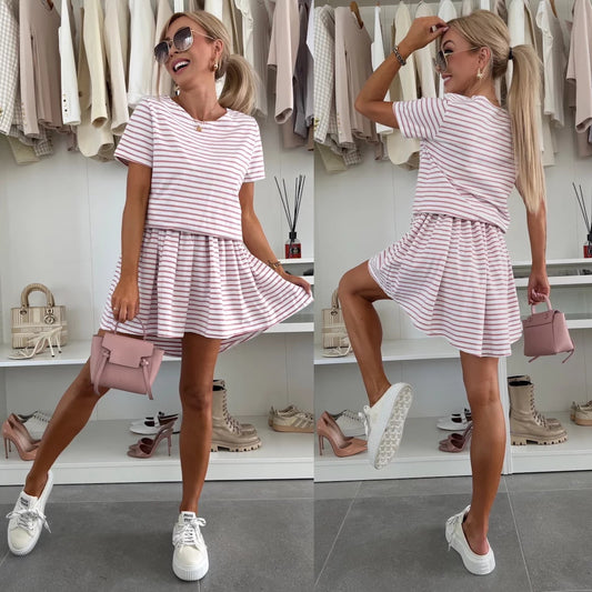 Robe de loisirs rayée pour femmes avec une jupe évasée.