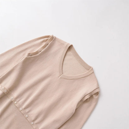 Pull en tricot pour femmes avec décolleté en V et boutons décoratifs Chic und Stil