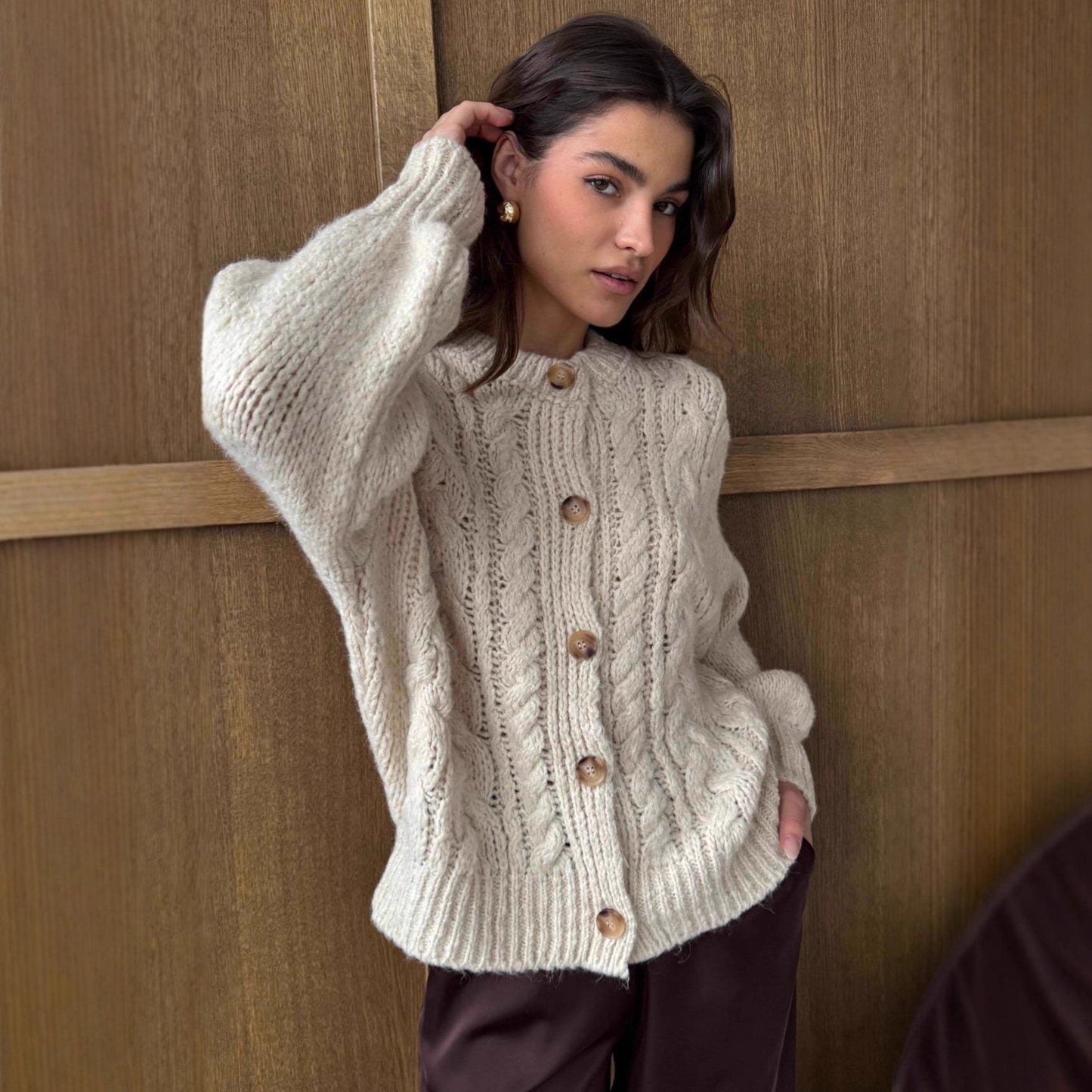 Dames gros tricot cardigan avec des détails de bouton élégants et des manches volumineuses Chic und Stil