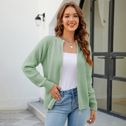 Veste en tricot pour femmes avec un motif gaufré moderne et des poches zippées pratiques Chic und Stil