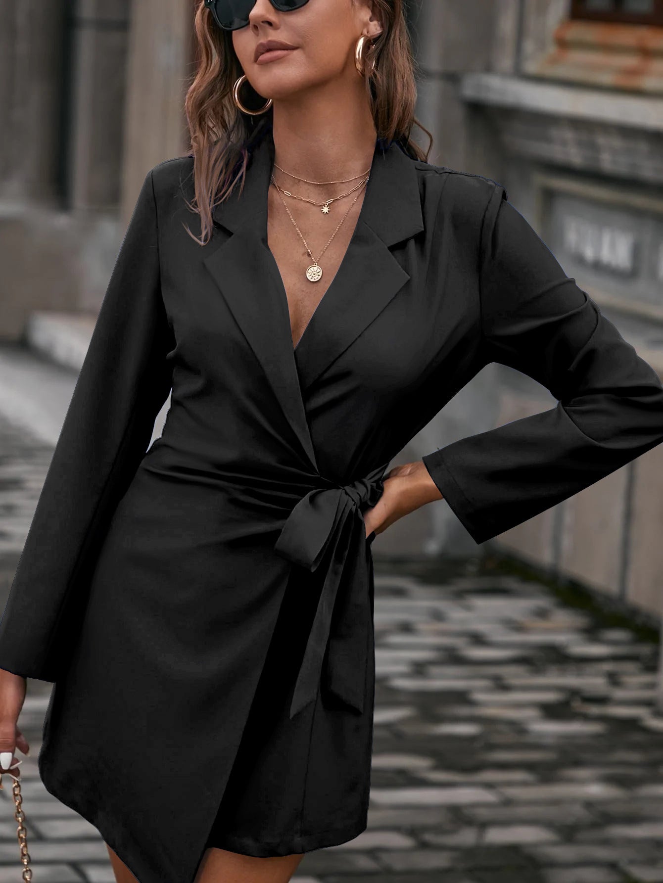 Robe portefeuille pour femmes avec un col à revers tendance et une ceinture à nouer sur le côté Chic und Stil