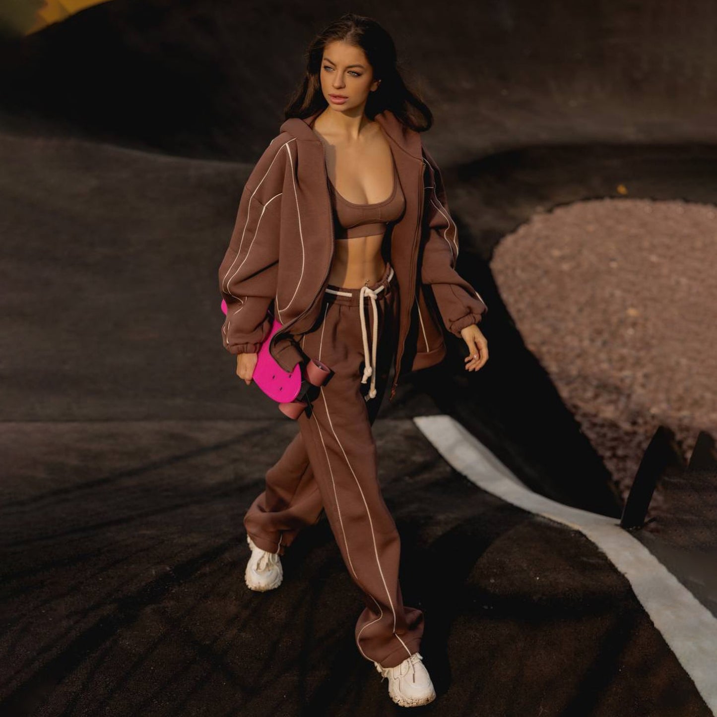 Casual sports set for women with oversized hoodie and chic jogger pants