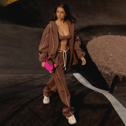Casual sports set for women with oversized hoodie and chic jogger pants