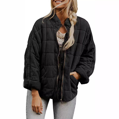 Chic women's puffer jacket with practical zipper and large pockets. Chic and stylish.