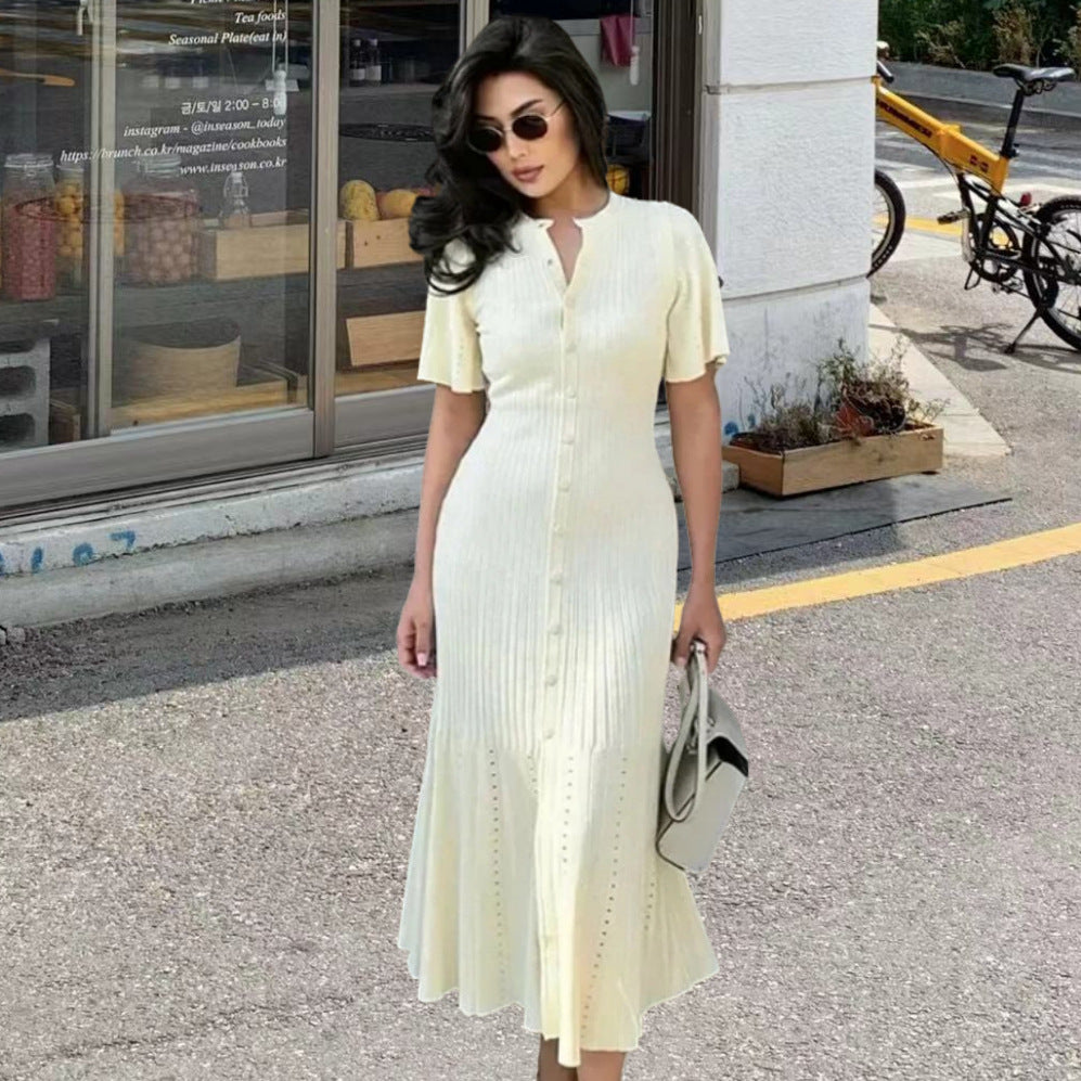Robe en tricot mi-longue pour femmes avec une elegante patte de boutons et des détails à la mode Chic und Stil