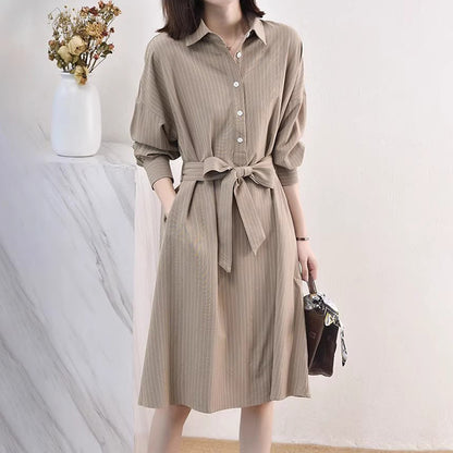 Robe midi à boutons pour femmes avec ceinture Chic und Stil