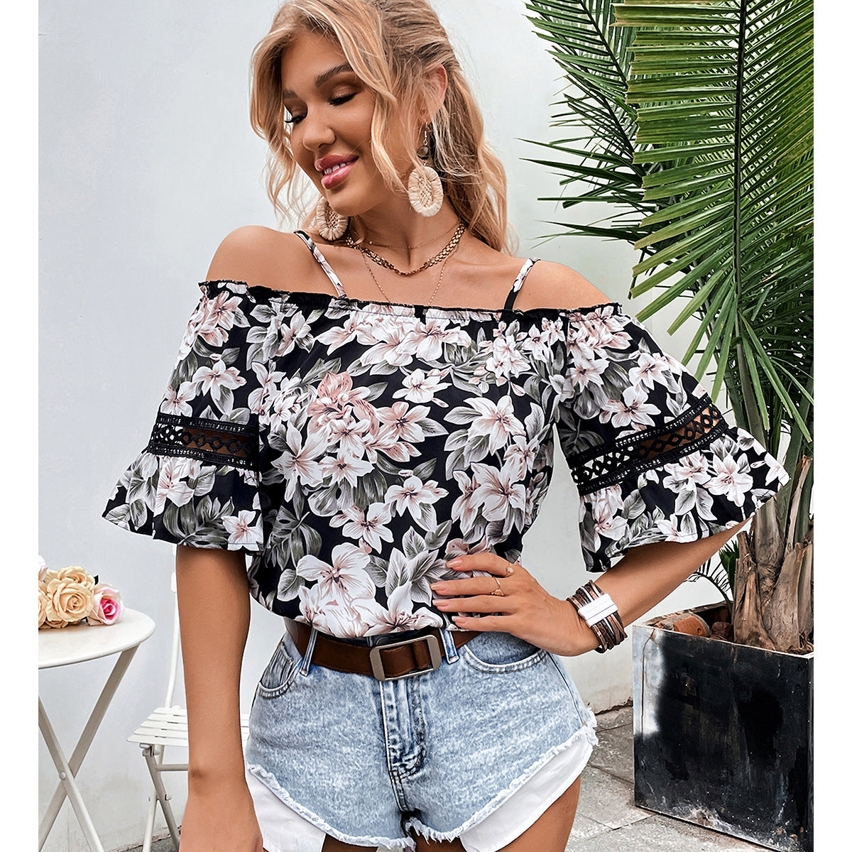 Chemisier féminin décolleté avec motifs floraux et accents en dentelle Chic und Stil