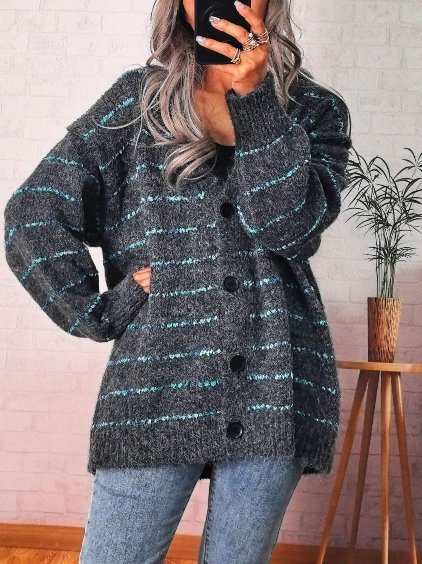 Dames gros tricot cardigan avec des rayures contrastantes à la mode et des détails élégants de bouton Chic und Stil