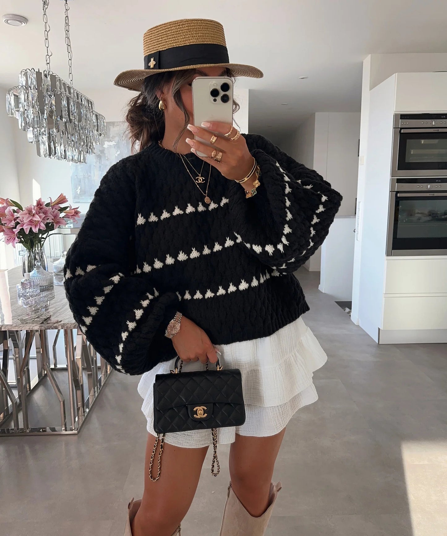 Pull féminin tendance avec une coupe ample et un design structuré Chic und Stil
