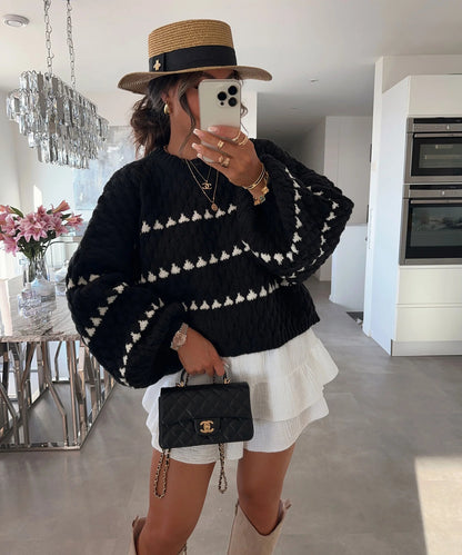 Pull féminin tendance avec une coupe ample et un design structuré Chic und Stil