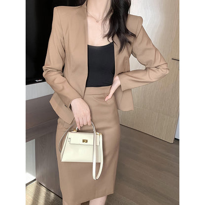 Costume sur mesure pour femmes avec jupe Chic und Stil