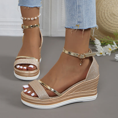 Sandales compensées pour femmes avec un revêtement scintillant et un design de lanière élégant Chic und Stil