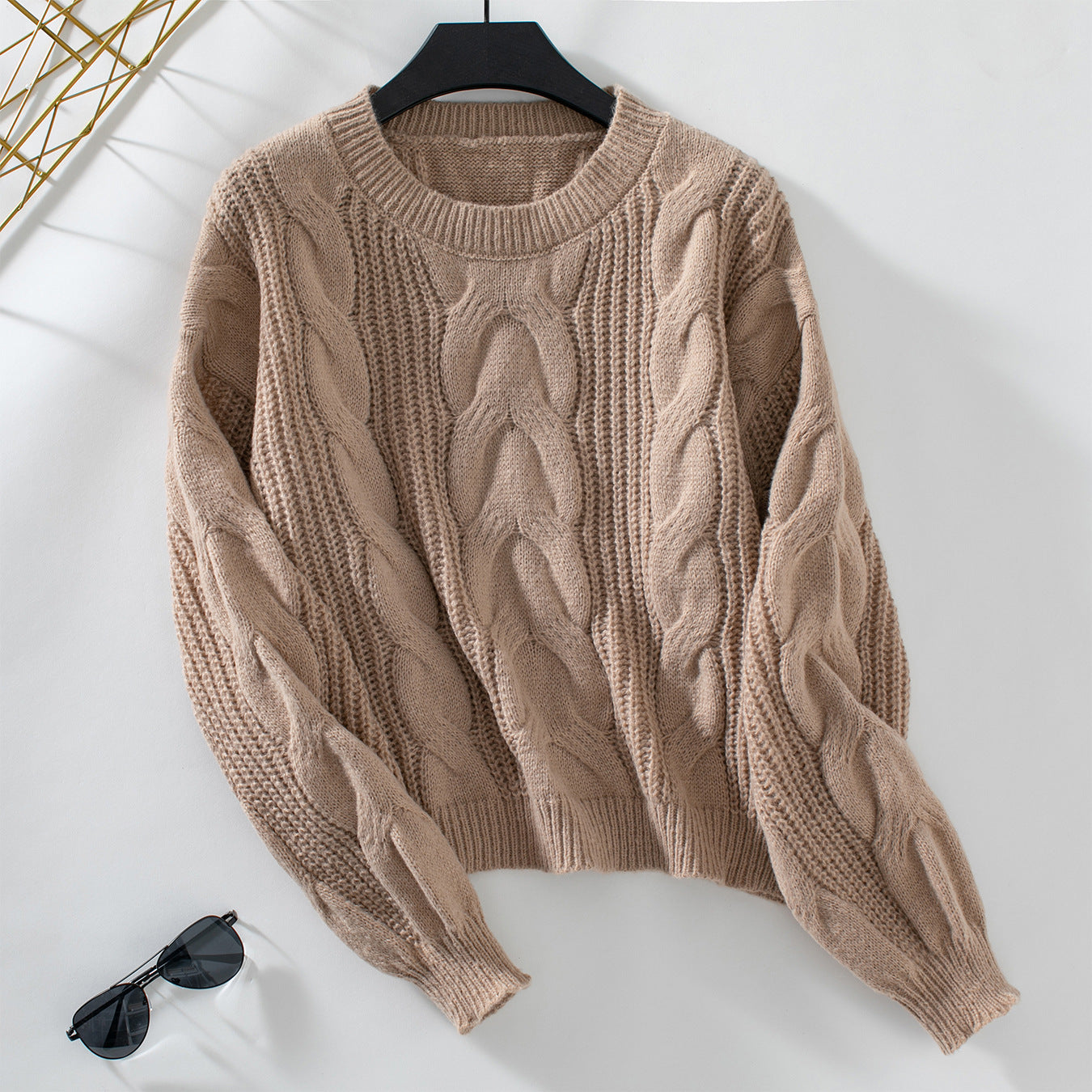 Pull femme en grosse maille avec des manches volumineuses et motif en torsades Chic und Stil