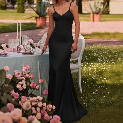 Robe longue élégante pour femme avec des bretelles spaghetti et une coupe flatteuse.