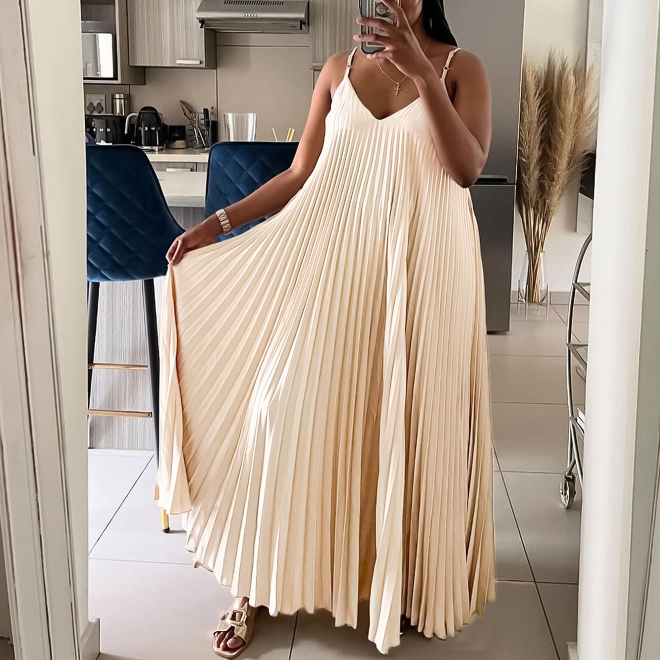 Robe maxi femme avec design plissé et bretelles spaghetti Chic und Stil