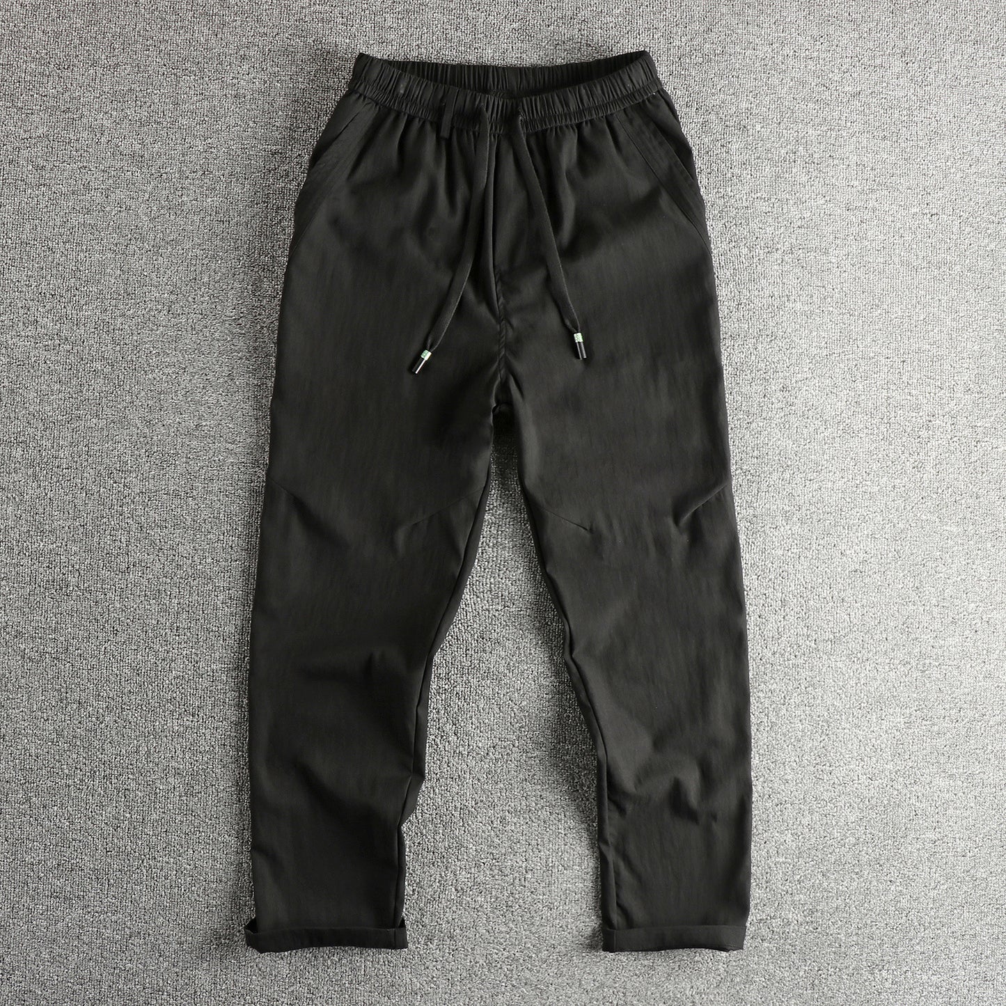 Men's athletic leisure pants with elastic waistband and practical drawstring Chic und Stil