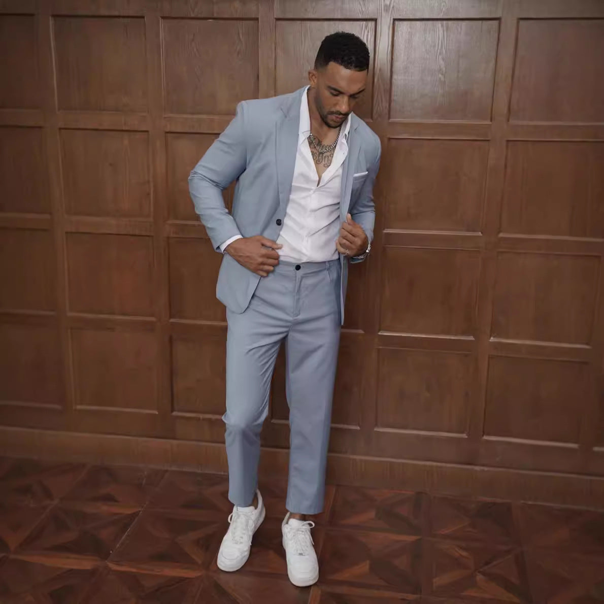 Costume élégant pour homme avec une coupe légère et un col étroit Chic und Stil